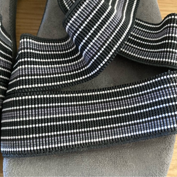 Aerosoles Size 10 Black, Grey & White Elastic Sandals - Picture 7 of 8